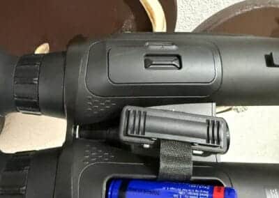 Testbericht HIKmicro Habrok 4K 2.0 HE25L: Hier sehen Sie, wie beim HE 25 L 2.0 die Akkus gewechselt werden. Einfach, schnell und auch Nachts ohne Probleme durchführbar